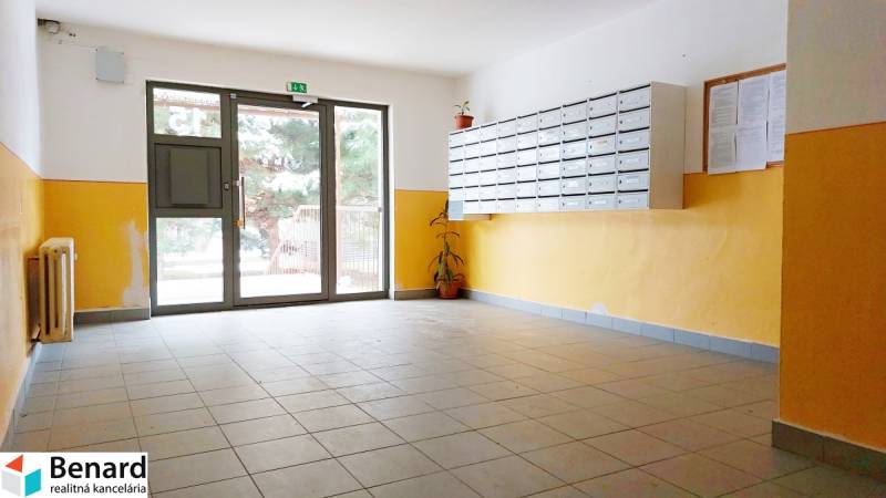 NA PRENÁJOM PEKNÝ, ZARIADENÝ 1 IZB. BYT, ul. BERNOLÁKOVÁ, PREŠOV - Vstupná hala s poštovými schránkami a presklenými dverami, vhodné pre 1-izbový byt.