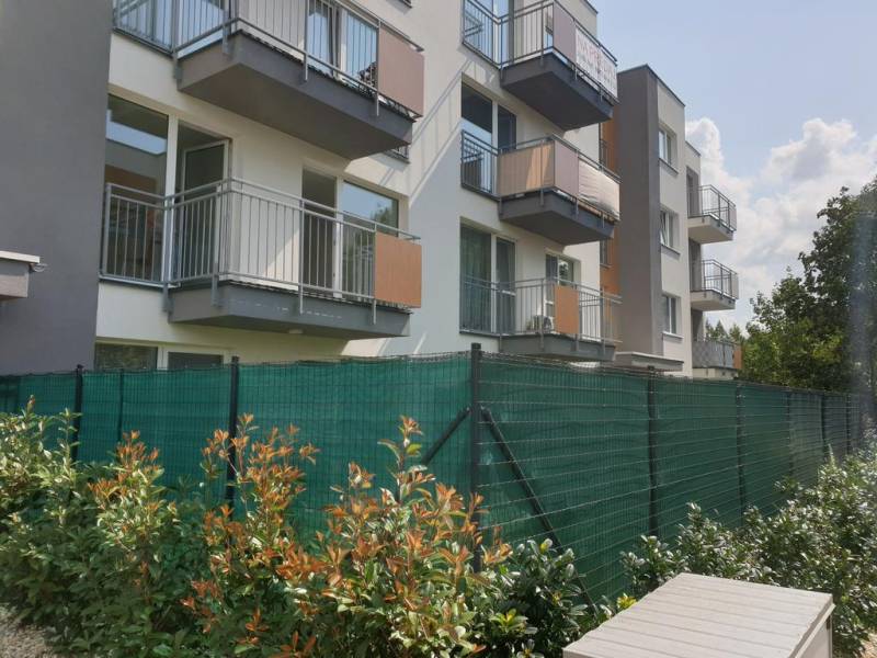 Nový priestranný 3iz. byt s klimatizáciou, balkónom a parkovaním. - Bytový dom na ulici Mahulanka v Pezinku s balkónmi a zeleňou.