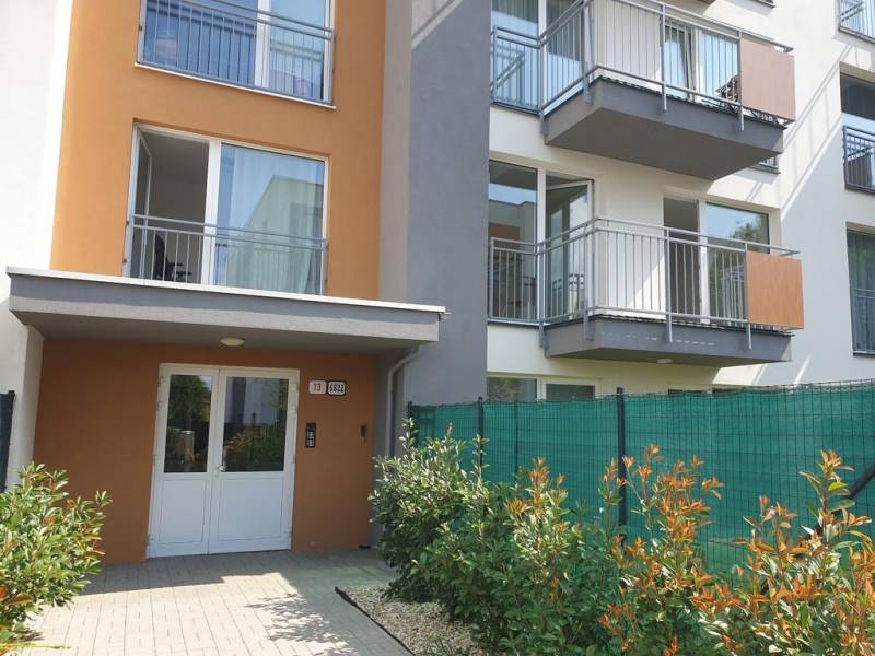 Nový priestranný 3iz. byt s klimatizáciou, balkónom a parkovaním. - Vchod do bytovky na ulici Mahulanka v Pezinku so záhradou pred 3-izbovým bytom.