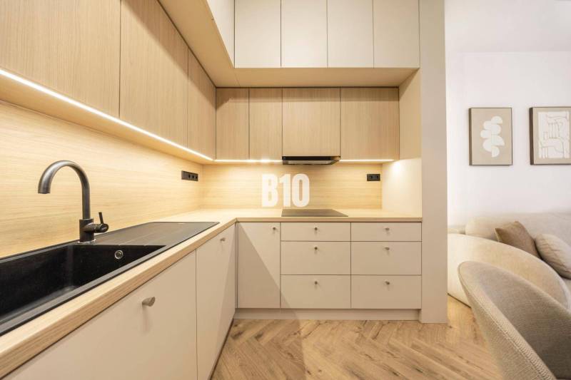Predaj 3-izbového bytu, Benediktiho, Benediktiho, Bratislava I - Kuchyňa na ulici Benediktiho v 3-izbovom byte, s minimalistickým dreveným dizajnom.