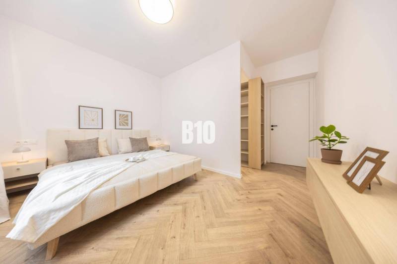 Predaj 3-izbového bytu, Benediktiho, Benediktiho, Bratislava I - Spálňa v 3-izbovom byte s dvojposteľou, so svetlými stenami a drevenou podlahou.