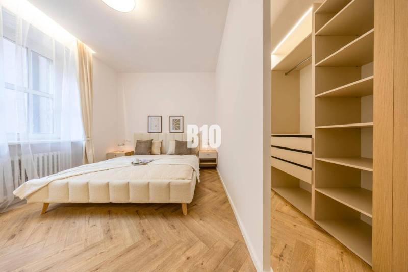 Predaj 3-izbového bytu, Benediktiho, Benediktiho, Bratislava I - Svetlá spálňa s posteľou a šatníkom, 3-izbový byt na ulici Benediktiho.