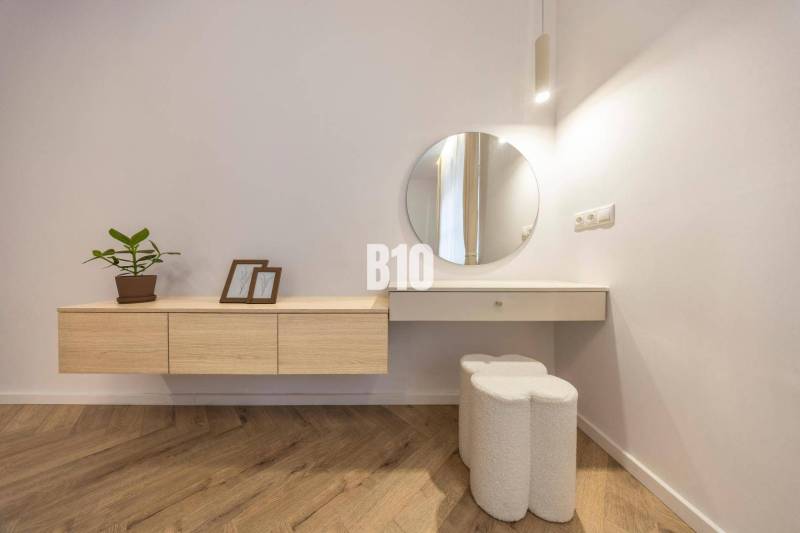 Predaj 3-izbového bytu, Benediktiho, Benediktiho, Bratislava I - Minimalistický interiér s bielym nábytkom a dekoráciami v 3-izbovom byte na ulici Benediktiho.