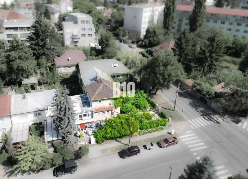 Predaj rodinného domu, Bratislava I - Rodinný dom v Bratislave - Starom Meste obklopený zeleňou, s priľahlou záhradou.