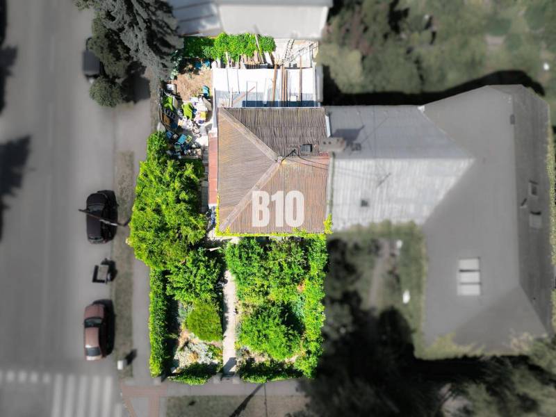 Predaj rodinného domu, Bratislava I - Rodinný dom v Bratislave - Starom Meste obklopený zeleňou a záhradou z vtáčej perspektívy.