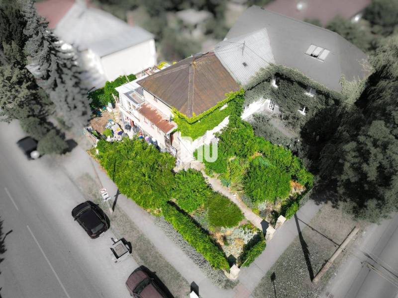 Predaj rodinného domu, Bratislava I - Rodinný dom v Bratislave - Staré Mesto obklopený hustou zeleňou a stromami.