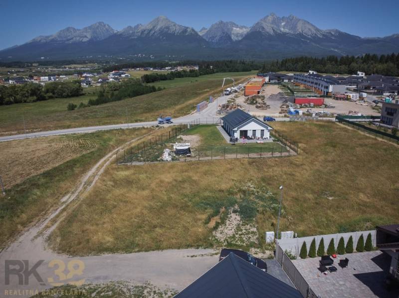 Stavebný pozemok v skvelej lokalite pod Tatrami - Pozemky - bývanie v Mlynici s výhľadom na Vysoké Tatry, okolité stavby a prírodu.