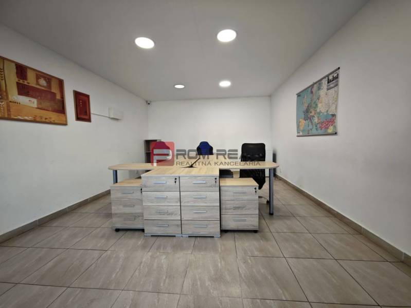 PRENÁJOM - kancelárske priestory 35 m2, Modra - Kancelária na ulici Šúrska s dreveným stolom a mapou na stenách.