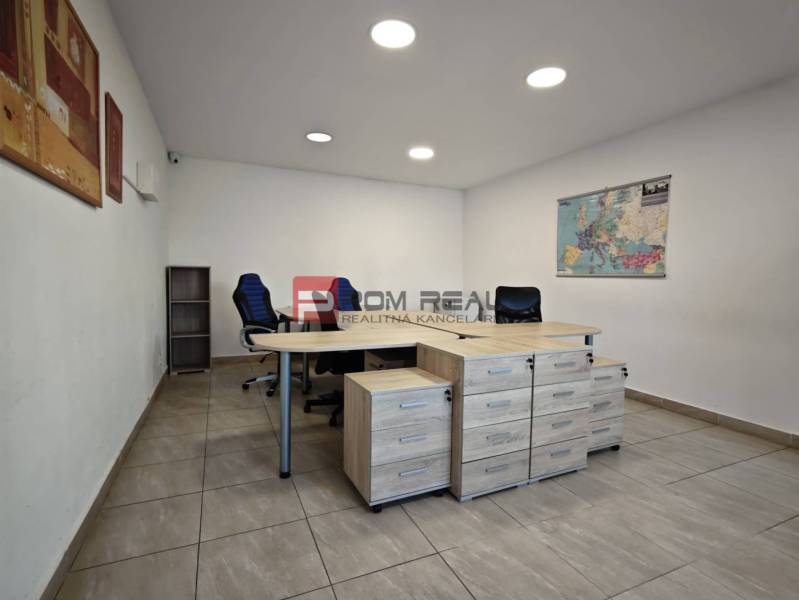PRENÁJOM - kancelárske priestory 35 m2, Modra - Kancelárie na ulici Šúrska s mapou na stene, stoličkami a stolmi.