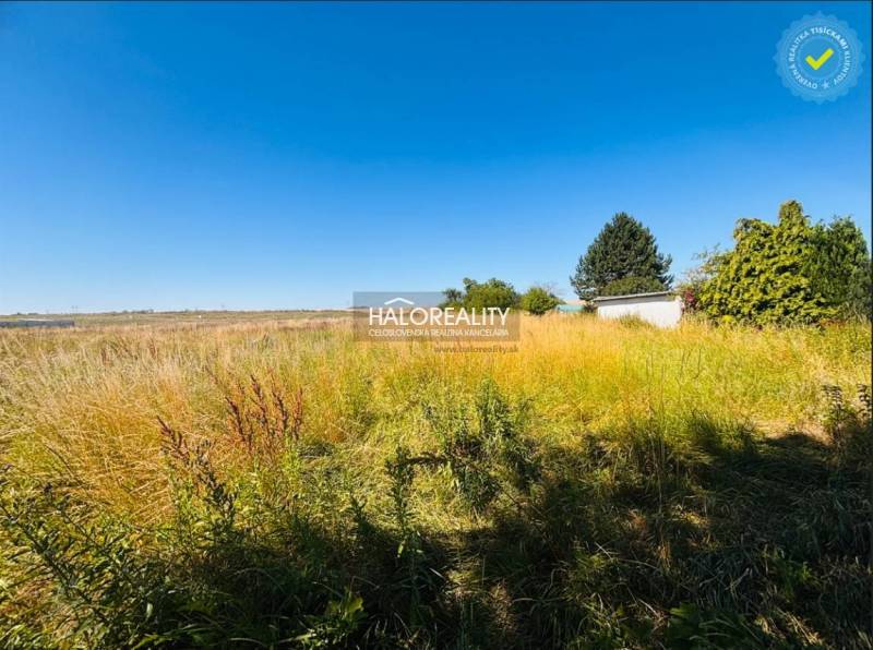 Predaj, pozemok pre rodinný dom   1115 m2 Horná Krup... - Pozemky - bývanie v Hornej Krupej so zeleňou a modrou oblohou v pozadí.