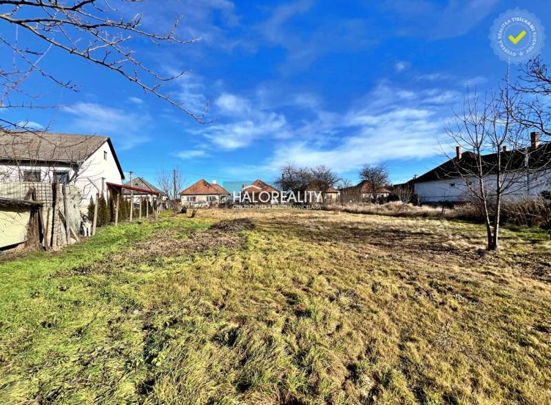 Predaj, pozemok pre rodinný dom   1136 m2 Veľké Ludi... - Pozemok na bývanie vo Veľkých Ludinciach so susediacimi domami a trávnatou plochou.