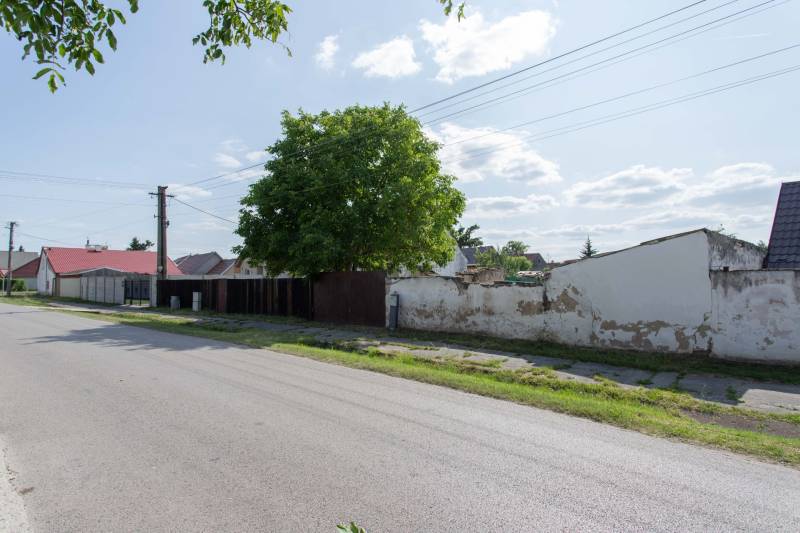 NA PREDAJ pekný slnečný stavebný pozemok na Športovej ulici v Gajaroch - Ulica Športová v Gajaroch s pozemkami na bývanie, vedľa cesty a stromov.