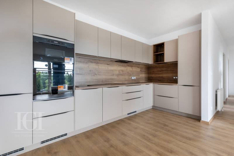 PRENAJOM | 3 Izbový byt + Loggia + Parking. PROMENADA LIVING PARK - Kuchyňa v 3-izbovom byte s drevenou podlahou a vstavanými spotrebičmi.