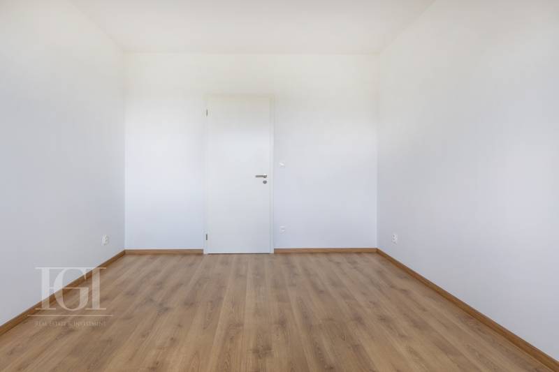 PRENAJOM | 3 Izbový byt + Loggia + Parking. PROMENADA LIVING PARK - Prázdna miestnosť s drevenou podlahou a bielymi stenami v 3-izbovom byte.