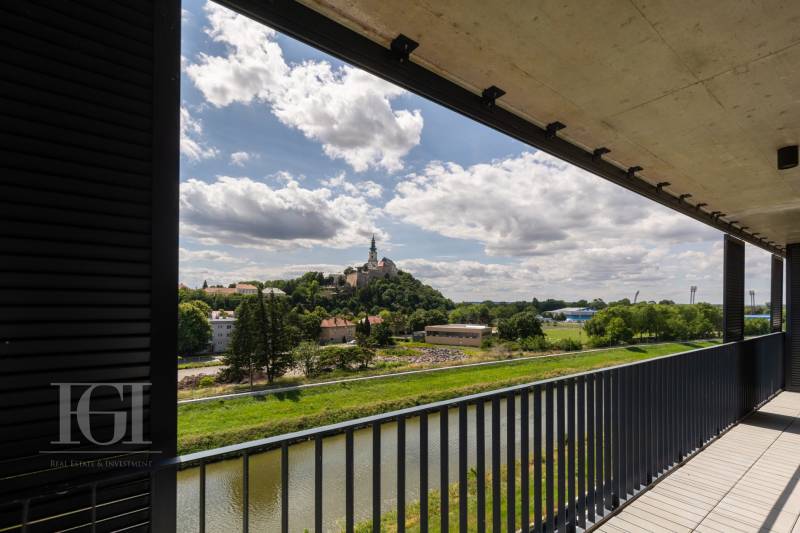 PRENAJOM | 3 Izbový byt + Loggia + Parking. PROMENADA LIVING PARK - Výhľad z balkóna 3-izbového bytu na Napervillskej ulici v Nitre s hradným komplexom.