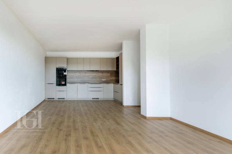 PRENAJOM | 3 Izbový byt + Loggia + Parking. PROMENADA LIVING PARK - Kuchyňa v 3-izbovom byte s drevenou podlahou a svetlou kuchynskou linkou.