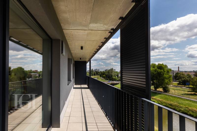 PRENAJOM | 3 Izbový byt + Loggia + Parking. PROMENADA LIVING PARK - Balkón 3-izbového bytu na Napervillskej ulici v Nitre s výhľadom na zeleň.