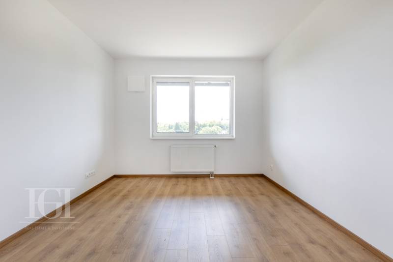 PRENAJOM | 3 Izbový byt + Loggia + Parking. PROMENADA LIVING PARK - Prázdna miestnosť s drevenou podlahou a veľkým oknom v 3-izbovom byte.