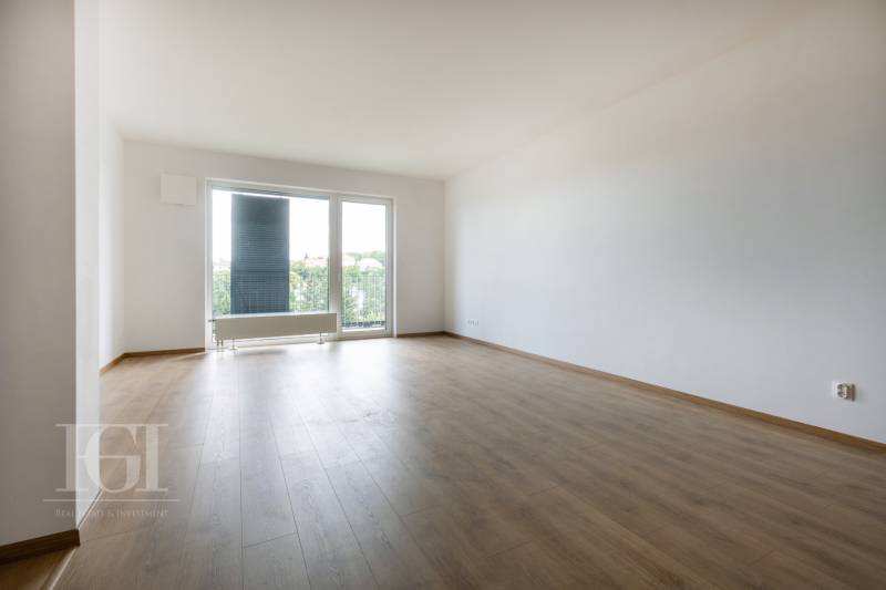 PRENAJOM | 3 Izbový byt + Loggia + Parking. PROMENADA LIVING PARK - Priestranná obývacia izba v 3-izbovom byte s výhľadom cez veľké okno.