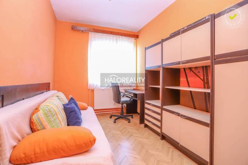REZERVOVANÉ - Predaj, trojizbový byt s garážou Papra... - Izba v 3-izbovom byte s oranžovými stenami, sedačkou, stolom a skriňami.