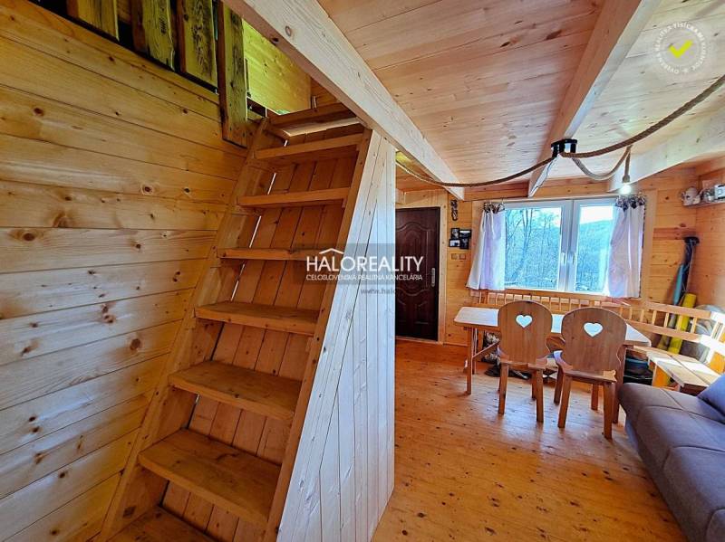 REZERVOVANÉ - Predaj, chalupa Počúvadlo - NOVOSTAVBA... - Drevený interiér chaty s drevenými schodmi, stolom a pohodlným sedením.