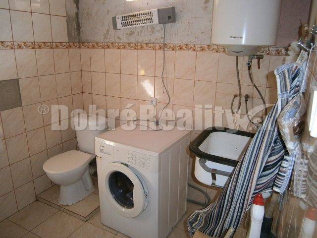 Na predaj rodinný dom v obci Rúbaň, okres Nové Zámky za výhodnú cenu! - Kúpeľňa v rodinnom dome s práčkou, záchodom a umývadlom.