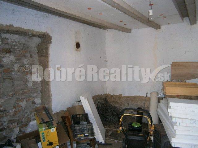 Na predaj rodinný dom v obci Rúbaň, okres Nové Zámky za výhodnú cenu! - Stavebný materiál a vybavenie v interiéri rodinného domu počas rekonštrukcie.