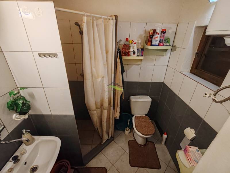 Vaša nová oáza pokoja čaká práve na vás RO Domaša - oblasť Dobrá - Kúpeľňa v chate s WC, sprchovým kútom a bielymi dlaždicami.
