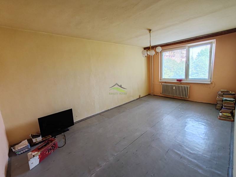 Komfortné bývanie s balkónom na Sídlisku Juh – váš nový domov čaká! - Nevybavená miestnosť s televízorom, knihami a veľkým oknom v 3-izbovom byte.