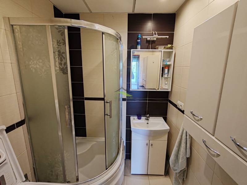 Komfortné bývanie s balkónom na Sídlisku Juh – váš nový domov čaká! - Kúpeľňa so sprchovacím kútom a umývadlom v 3-izbovom byte.