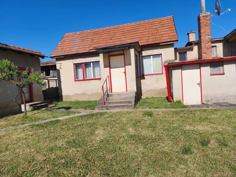 Rodinný dom Obsolovce - Rodinný dom na Obsolovciach v Horných Obdokovciach so šikmou strechou a predzáhradkou.