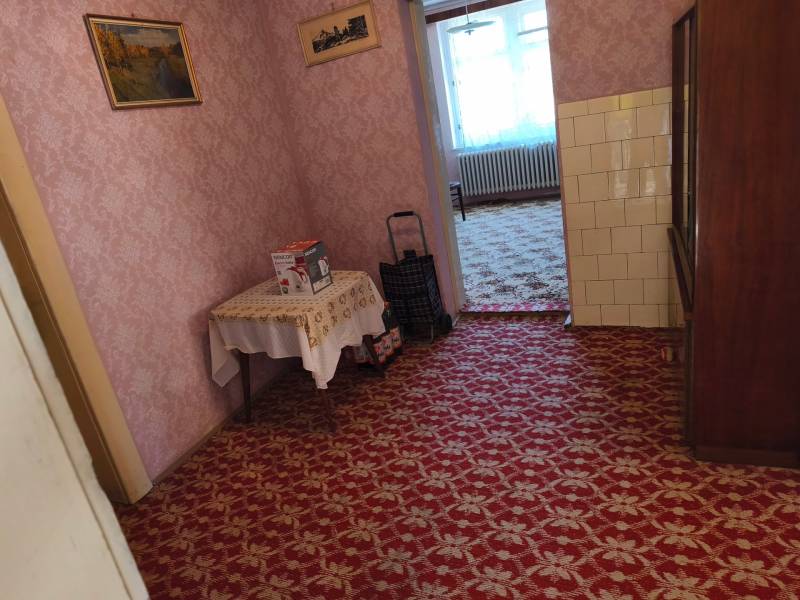 Rodinný dom Obsolovce - Interiér rodinného domu s kobercom, tapetami a nábytkom, vrátane obrazu na stene.