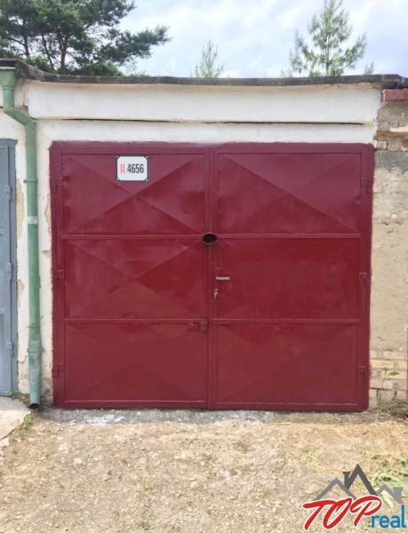 Murovaná garáž - Košice - Západ - Červené garážové dvere na Michalovskej ulici, Košice - mestská časť Západ.