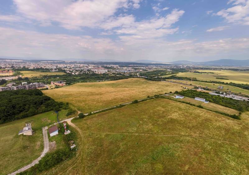 Košice (Luník) – Poľnohospodárska pôda v 1/1 - Letecký pohľad na poľnohospodárske a lesné pozemky s mestom Košice, mestská časť Luník IX.