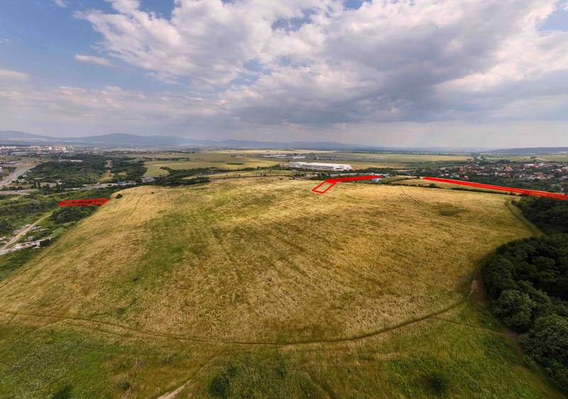 Košice (Luník) – Poľnohospodárska pôda v 1/1 - Poľnohospodárske a lesné pozemky rozkladajúce sa v Košiciach, mestská časť Luník IX, pod oblakmi.