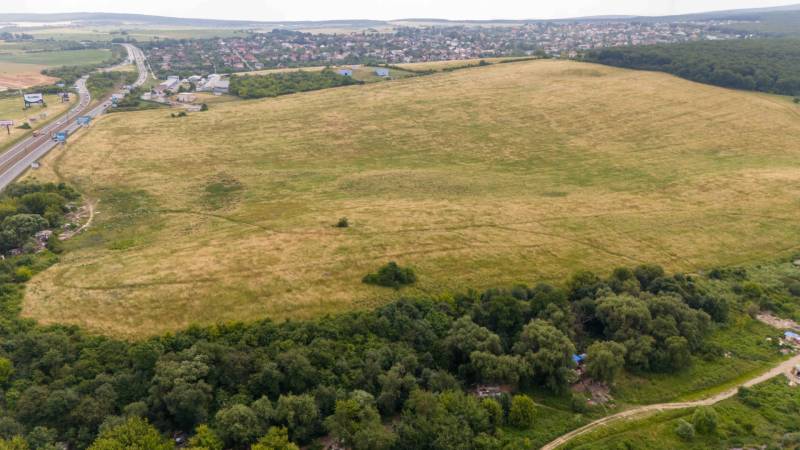 Košice (Luník) – Poľnohospodárska pôda v 1/1 - Roľné plochy a les v Košiciach - mestskej časti Luník IX, vidno aj susedné cesty.