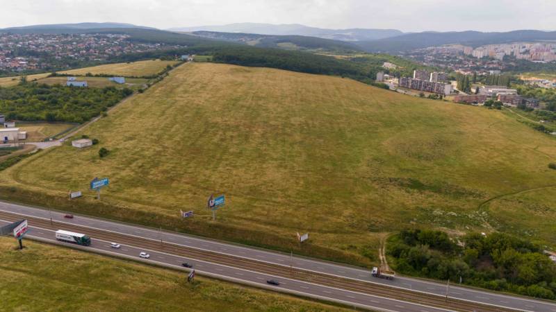 Košice (Luník) – Poľnohospodárska pôda v 1/1 - Rozsiahle poľnohospodárske a lesné pozemky v Košiciach, mestská časť Luník IX, s diaľnicou.