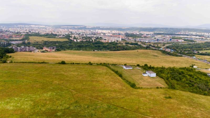 Košice (Luník) – Poľnohospodárska pôda v 1/1 - Poľnohospodárske a lesné pozemky v Košiciach, mestská časť Luník IX, s pozadím mesta.