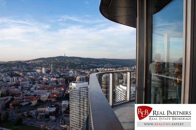 Luxusný 3 izbový byt,155 m2,EUROVEA TOWER,výhľad, 2x parkovanie - Výhľad na Bratislavu z balkóna 3-izbového bytu, ulica Pribinova, na obzore hory.