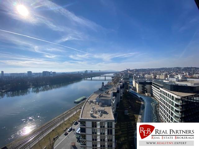 Luxusný 3 izbový byt,155 m2,EUROVEA TOWER,výhľad, 2x parkovanie - Výhľad na ulicu Pribinova s riekou, mesto a budovy, ideálne pre 3-izbový byt.