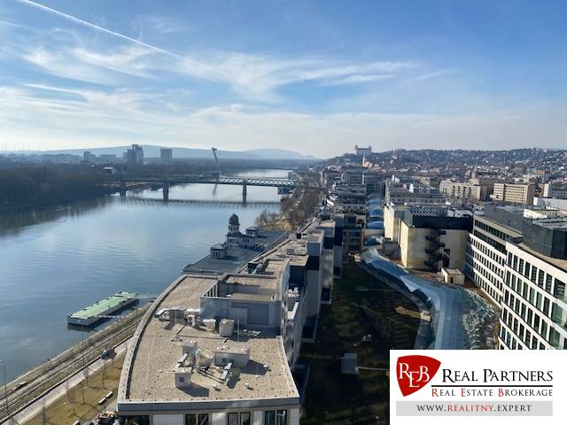 Luxusný 3 izbový byt,155 m2,EUROVEA TOWER,výhľad, 2x parkovanie - Výhľad na rieku a budovy na ulici Pribinova, vhodné pre 3-izbový byt.
