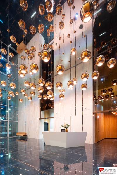 Luxusný 3 izbový byt,155 m2,EUROVEA TOWER,výhľad, 2x parkovanie - Recepcia s efektnými zavesenými svetlami, ideálna pre bývanie na ulici Pribinova.