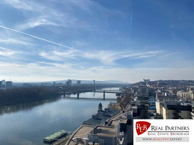 Luxusný 3 izbový byt,155 m2,EUROVEA TOWER,výhľad, 2x parkovanie - Výhľad na rieku na ulici Pribinova, Bratislava, vhodné pre 3-izbový byt.