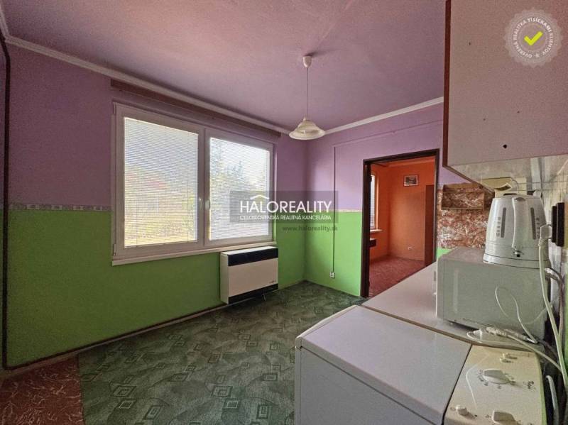 Predaj, jednoizbový byt Radvaň nad Dunajom, len 120 ... - Kuchyňa v 1-izbovom byte s výhľadom, svetlá stena, zariadenie.
