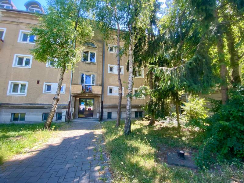 - PREDAJ - Priestranný 2i byt vo vyhľadávanej lokalite - Bytový dom na Študentskej ulici v Trnave obklopený stromami a zelenou záhradou.