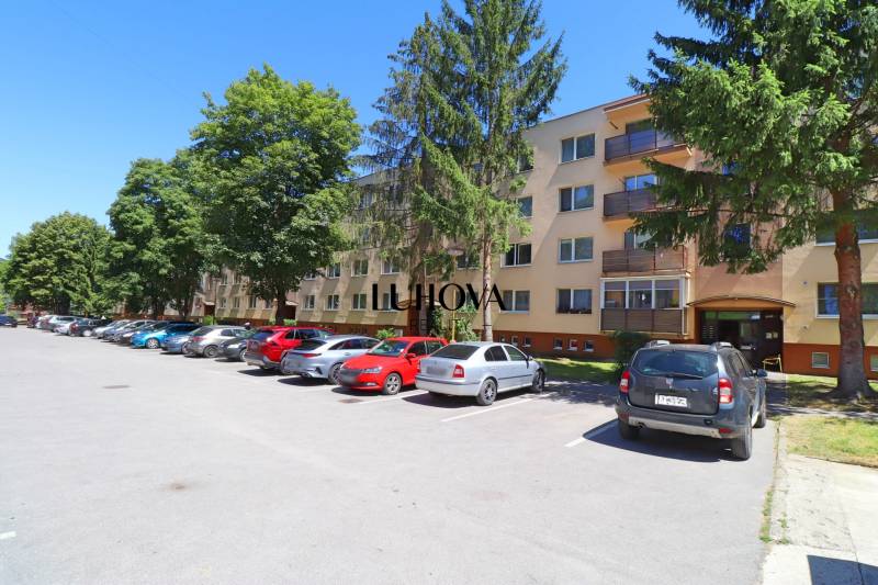 3 - izbový byt na vyhľadávanej adrese_HLINY_PB - Bytový dom na ulici Hliny v Považskej Bystrici s parkoviskom a zeleňou.