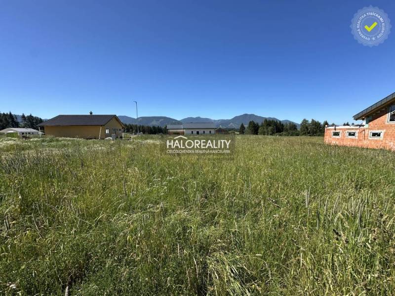 Predaj, pozemok pre rodinný dom   625 m2 Jamník - dr... - Pozemky - bývanie v Jamníku s výhľadom na hory a budovy v pozadí.