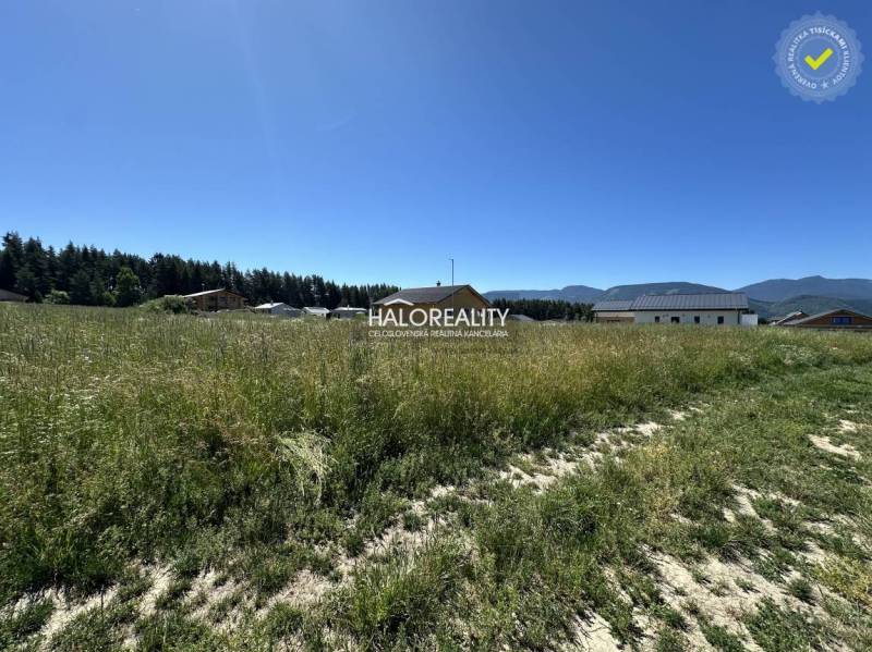 Predaj, pozemok pre rodinný dom   625 m2 Jamník - dr... - Pozemky - bývanie v Jamníku, trávnatá plocha s okolím budov a lesov, slnečný deň.