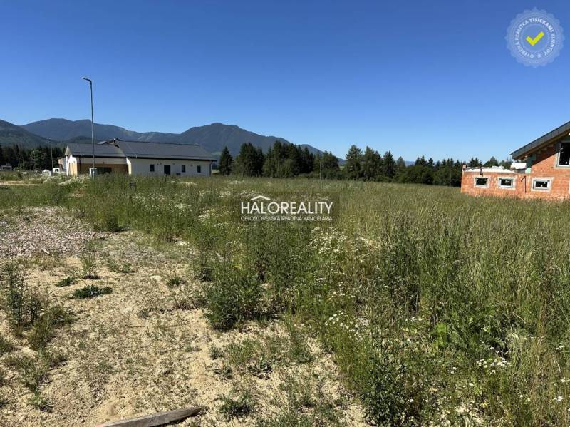 Predaj, pozemok pre rodinný dom   625 m2 Jamník - dr... - Stavebný pozemok v Jamníku s lúkami a domami na pozadí hôr, ideálne pre bývanie.