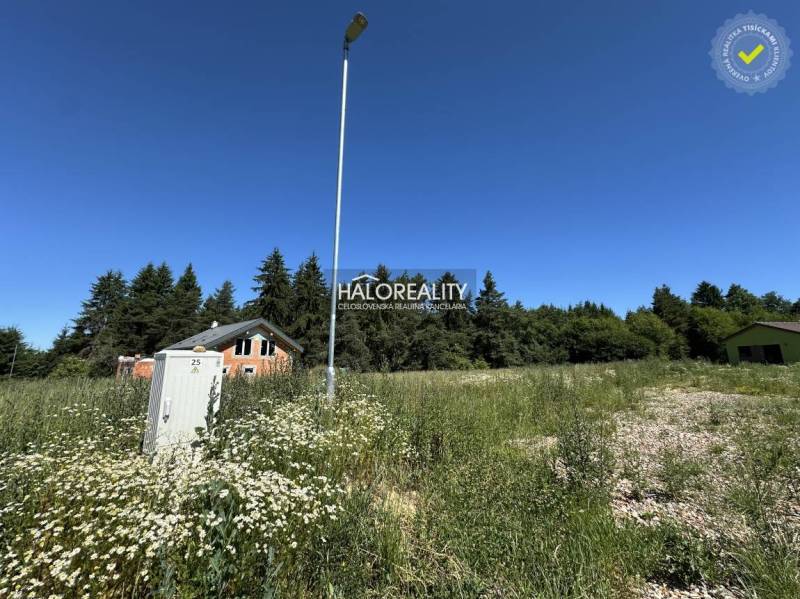 Predaj, pozemok pre rodinný dom   625 m2 Jamník - dr... - Pozemok na bývanie v Jamníku s domom obklopený prírodou a elektrickým rozvádzačom.